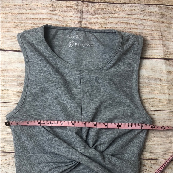 Beyond Yoga x Peleton Heather Gray Twist Crop Top 💚 - Picture 3 of 6